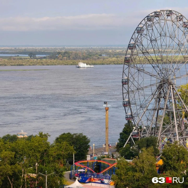 Вид из окна гостиницы: река Амур и колесо обозрения в парке на набережной | Источник: Анна Шорина / 63.RU