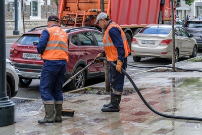 Зачем коммунальщики моют тротуары после дождя