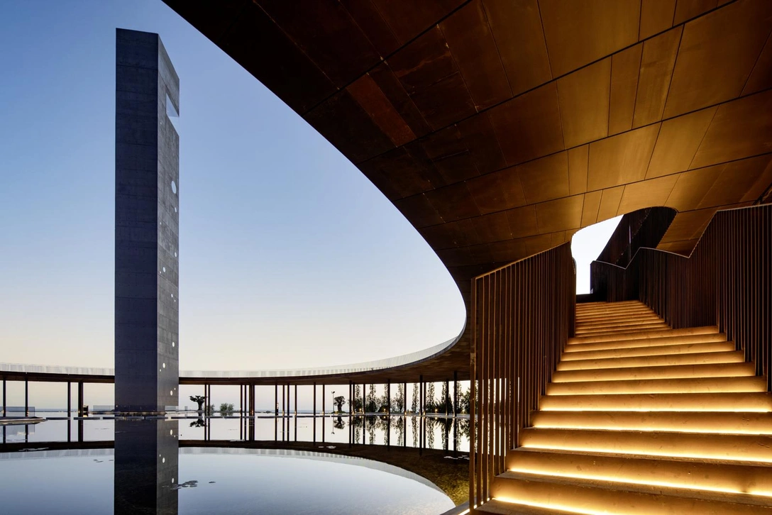 Территория Winepark площадью 30 га включает в себя парк, виноградник, гравитационную винодельню, ресторан и винотеку, сыроварню, уникальное экспозиционное пространство как в самом здании, так и под открытым небом. | Источник: Алексей Труш