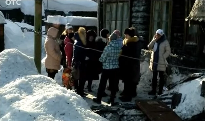 Как рассказывали в 2015 году журналисты телеканала ОТС, пожар оставил без крыши над головой 11 семей, чтобы спастись, жители квартир на 2 этаже выпрыгивали в окна | Источник: телеканал ОТС