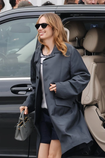 Стильный плащ на весну 2026 года: вдохновляемся образом Майи Хоук | marieclaire.ru