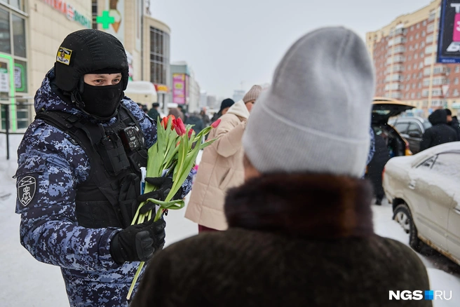Женщины каждый раз приятно удивлялись и благодарили военнослужащих за цветы и поздравления | Источник: Александр Ощепков / NGS.RU