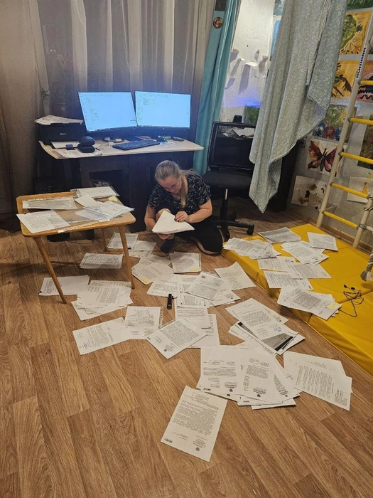 Татьяна сортирует ответы ведомств на ее запросы и обращения | Источник: Татьяна
