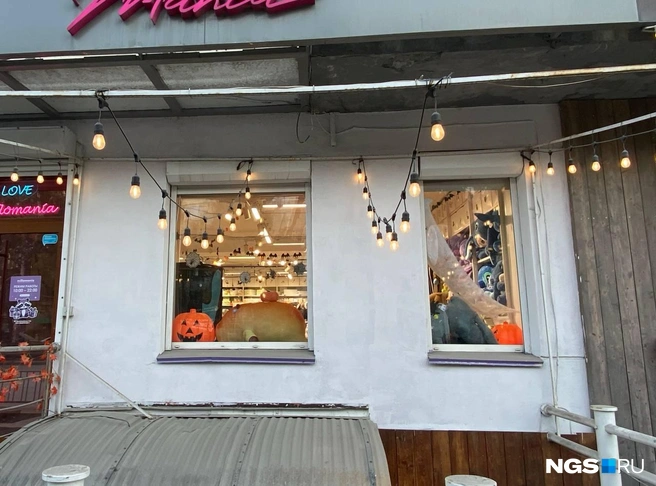 В магазине подарков на Красном проспекте также царит атмосфера мистического праздника. Посетители могут увидеть гирлянды в форме летучих мышей, зловещие тыквы и наклейки с пауками | Источник: Анастасия Хрипушина/NGS.RU