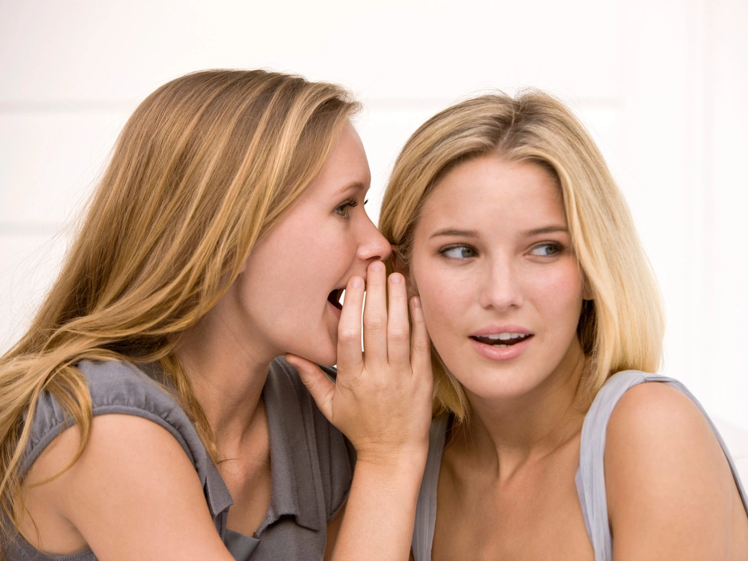 Почему мы осуждаем других людей (и как перестать это делать) | marieclaire.ru