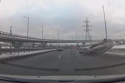 Taxi Flips Over on Vitеbsky Avenue After Hitting Barrier