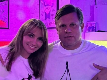 Катаются на катере и смотрят футбол: Владислав Радимов устроил жене медовый месяц в Турции
