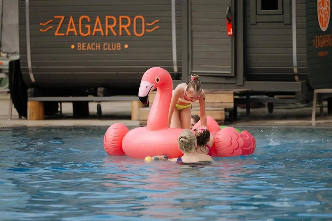 В стоимость билета входит прокат шезлонга и полотенца | Источник: zagarro.ru