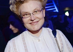 Елена Малышева мечтает женить младшего сына