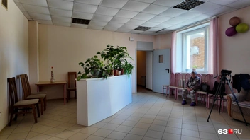 В пансионате много общественных пространств, где можно собраться и пообщаться. Мы записывали интервью вот в таком холле перед столовой | Источник: Алексей Ногинский / 63.RU