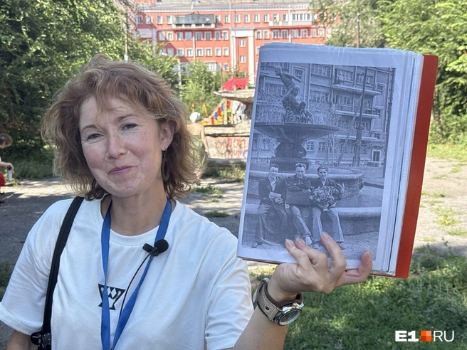 Екатерина Бессмертных рассказывает, каким раньше был двор. В ее руке — фото фонтана, который виден на заднем плане. Сегодня там нет уже ни скульптур, ни воды | Источник: Анастасия Баранова / E1.RU