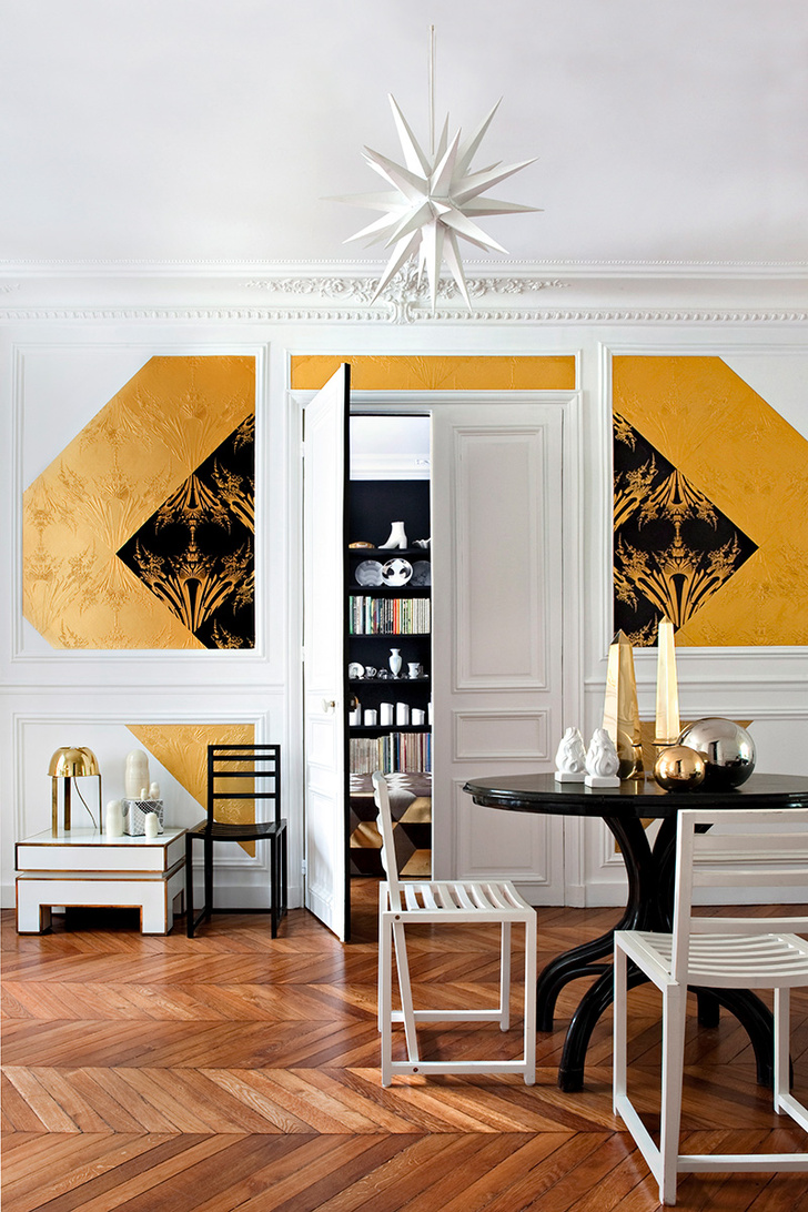 Владелец парижских апартаментов Эммануэль Боссюэ придумал очень нестандартный ход — выклеить на стене гостиной абстрактное художественное полотно из двух видов нарезанных на квадраты обоев Dandelion («Одуванчик»), выпущенных Atelier d’Offard по его эскизам, www.armelsoyer.com