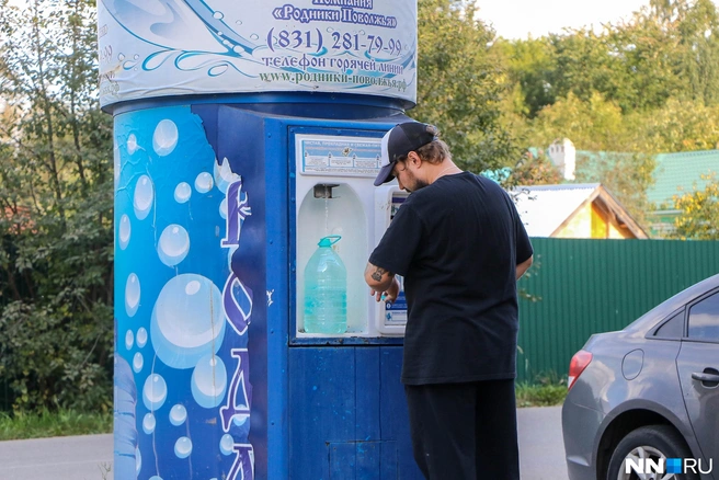 Воду люди берут в водоматах, магазинах и из цистерн | Источник: Наталья Бурухина / NN.RU