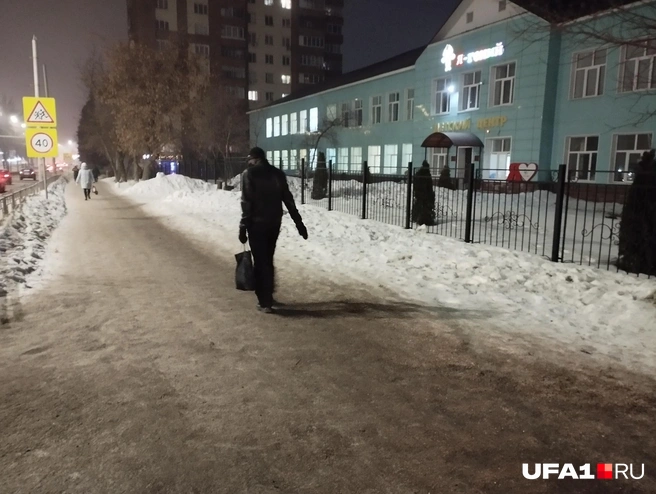 А вот с тротуара на Ибрагимова похуже | Источник: Булат Салихов / UFA1.RU