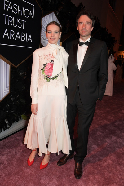 Водянова в белом, Кэмпбелл в желтом, Бекхэм в черном: какие наряды выбрали гостьи Fashion Trust Arabia Prize