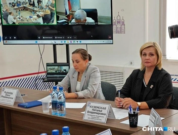 Елена Рыжкова слева | Источник: Тамара Ван-Фу-Ли / CHITA.RU