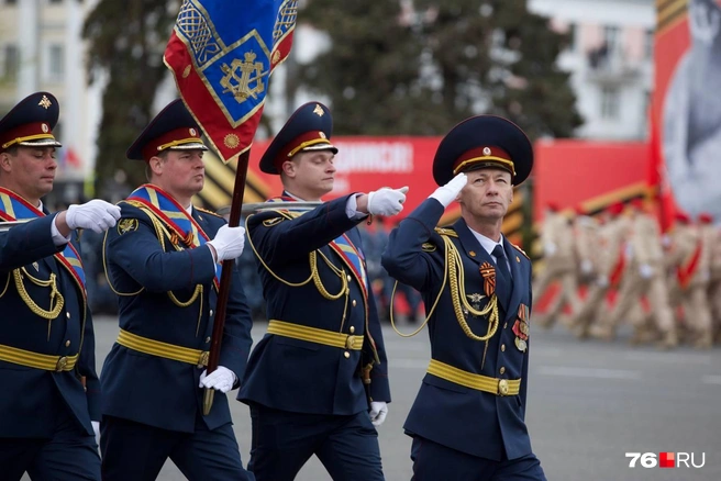 По Советской площади прошли военнослужащие | Источник: Кирилл Поверинов / 76.RU