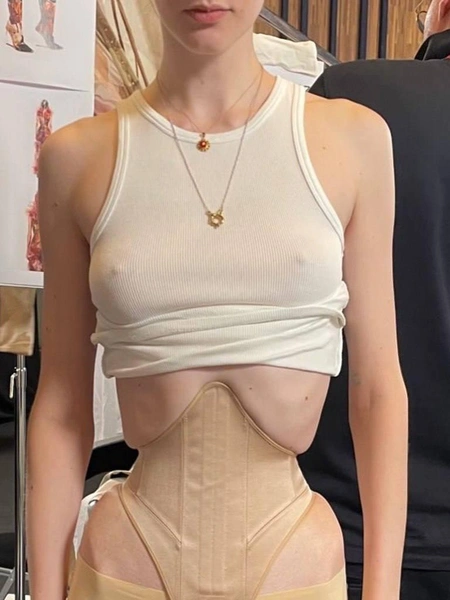 Модель Палина Зави примеряет корсет перед кутюрным показом Maison Margiela