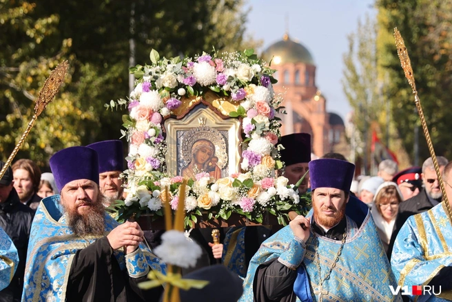 Икона Богоматери возглавляла шествие. Оклад традиционно украшен свежими цветами | Источник: Алексей Волхонский / V1.RU