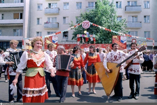 Обратите внимание на задний план. Люди выходили на балконы, чтобы увидеть праздничные мероприятия | Источник: В. Ф. Кудринский / Pastvu.com