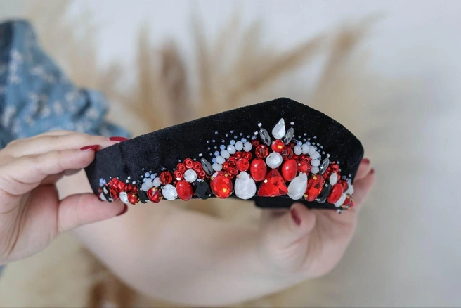 Яркий нарядный кокошник отлично подойдет на праздник | Источник: Татьяна Садовничая