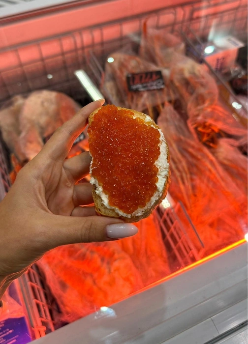 Камчатская мудрость: съел утром ложку красной икры&nbsp;— провел день весело и продуктивно | Источник: Юлия Ковалева, «Дары Камчатки»/ vk.com