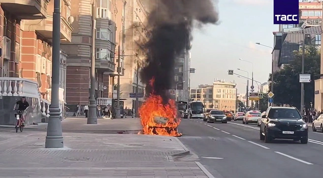 В центре Москвы всыхнула легковушка | Источник: Алексей Потицкий / ТАСС