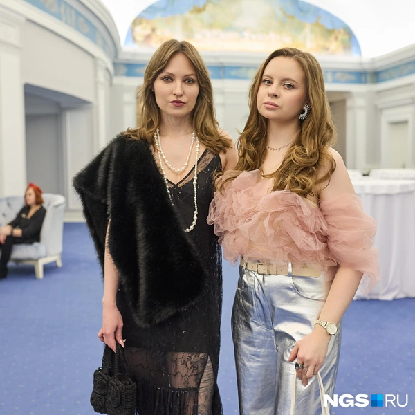 Образы у девушек получились будто полярные и оттого дополняют один другой | Источник: Александр Ощепков / NGS.RU