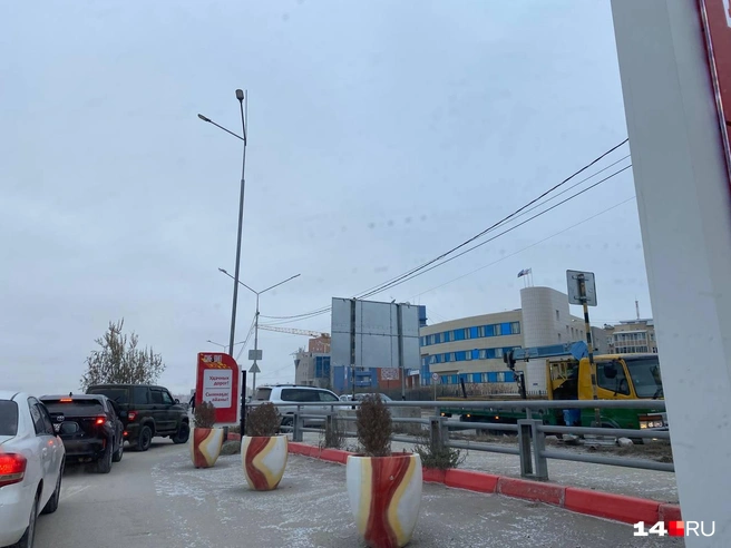С АЗС «Сибойл» можно выехать только по одному пути, так что на Чернышевского дикие пробки | Источник: Надежда Ефимова / 14.RU