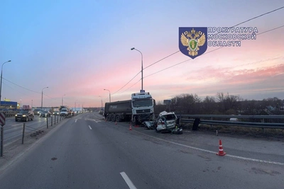 Грузовик смял две машины в Подмосковье, есть жертва