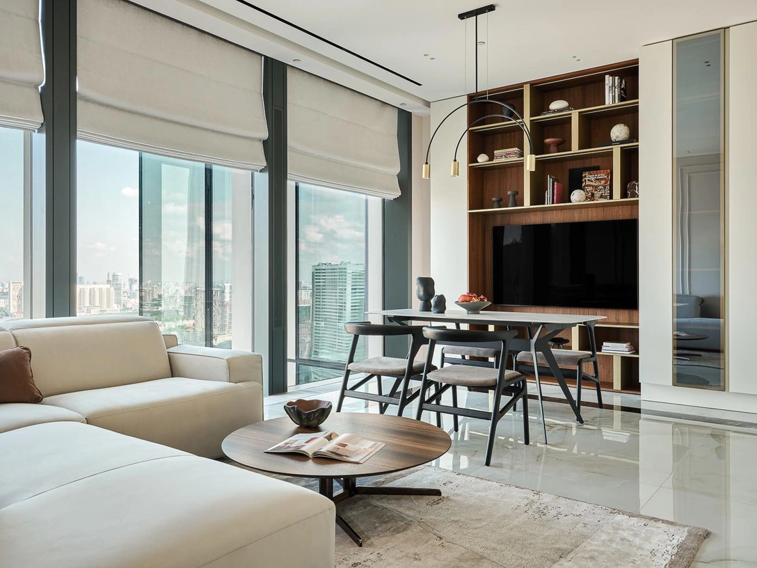 Диван и журнальный стол, Natuzzi. Стеллаж, Giulia Novars. Встроенное освещение, STYLLIGHT. Декор, IZZI Decor. | Источник: Наталья Вершинина. Стиль: Парвина Солиева.