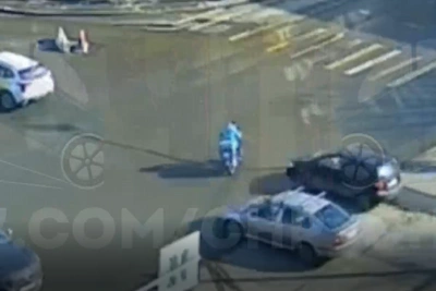 Велокурьер проехал на красный свет в Челябинске