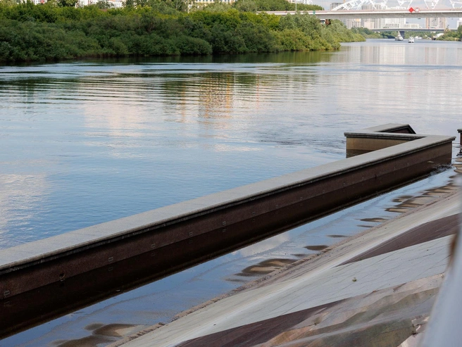 Небо живописно отражается в лужах и водной глади реки | Источник: Ирина Шарова/ 72.RU