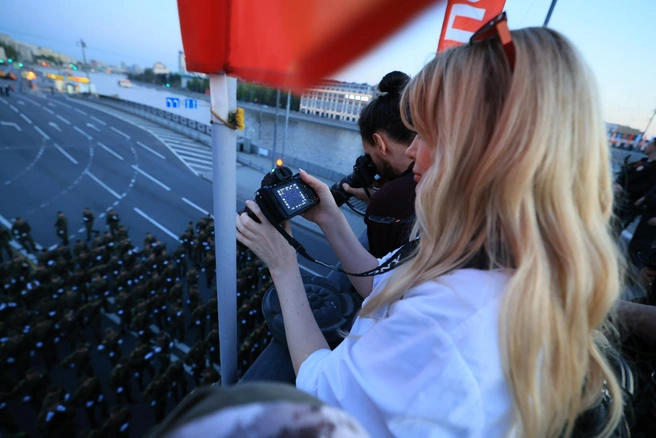 Фотографы нашли себе точку сверху | Источник: Артём Устюжанин / MSK1.RU