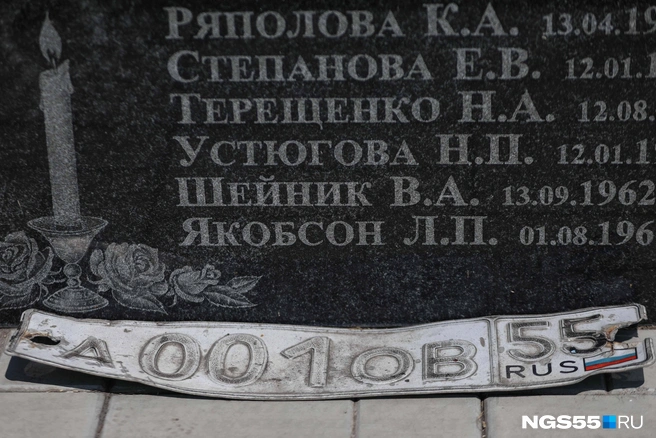 На памятнике лежит номер автобуса, в котором ехали сотрудники птицефабрики | Источник: Евгений Софийчук / NGS55.RU