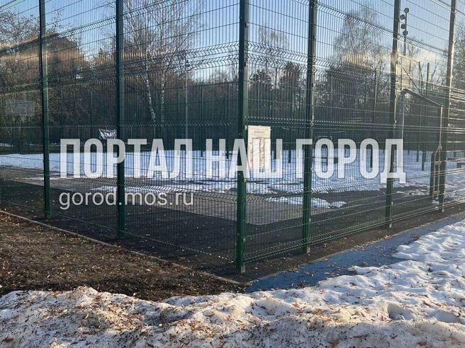 Спортивную площадку не чистят от снега | Источник: Gorod.mos.ru