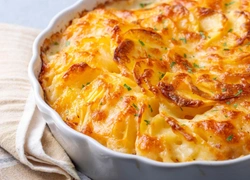 Ужин по-домашнему: запеченный картофель с сыром и луком — идеальное блюдо, которое нравится всем