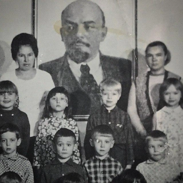 Уже в детстве Вова мог дать отпор хулиганам. Найдете его на этой фотографии? | Источник: presnyakovvladimir / Instagram.com*