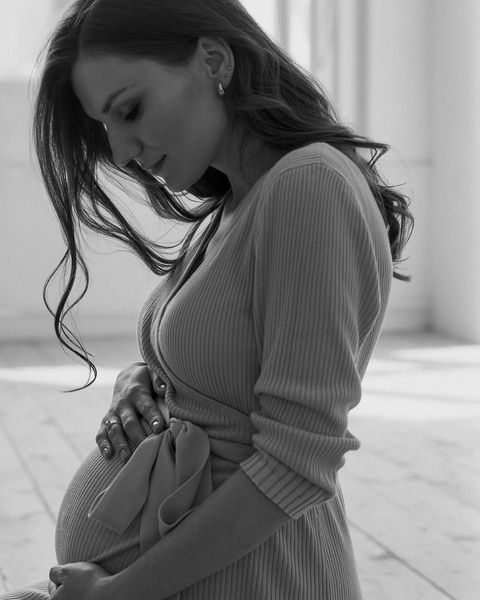 Беременная жена звезды шоу «ТАНЦЫ» Дамьена попала в больницу с кровотечением из-за хейта в соцсетях