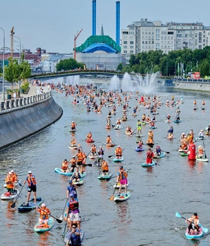 Русалки на реке и Нептуны на досках: в Москве прошел фестиваль «Вот сап, Москва! 2025»