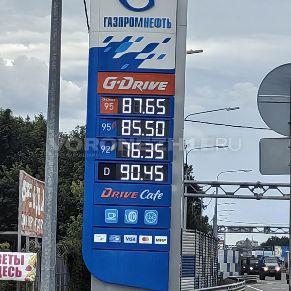 …но и бензин здесь уже дороже | Источник: Андрей Пашинский / Voronezh1.ru
