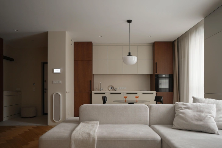Посмотрите на эту квартиру 62,17 м² с домиком для кошки в Минске | Источник: Ксения Варавко. Стиль: Анна Куцко
