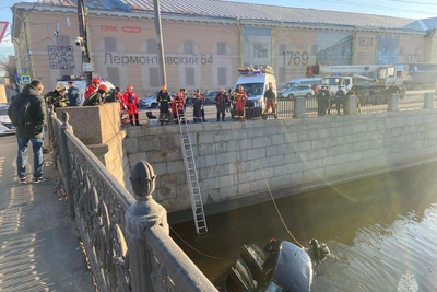 Автомобиль Citroen сбил пешехода и упал в канал