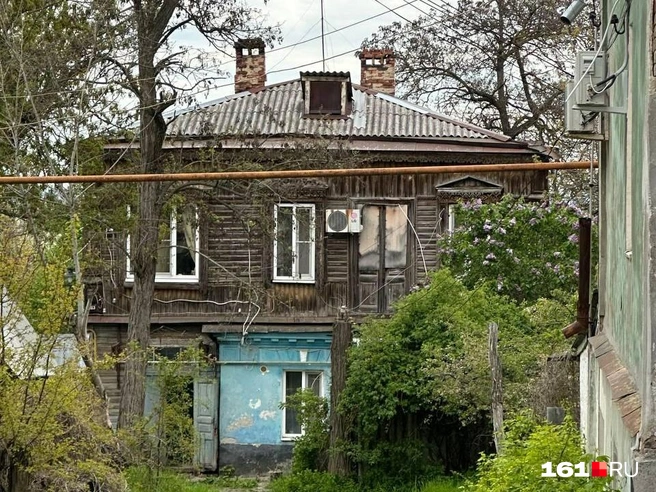 Дом с историей: где‑то облупилась штукатурка, где‑то сохранилась резьба&nbsp;— все настоящее | Источник: читатель 161.RU
