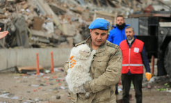 Шокирующие кадры землетрясения в Турции: трагедия в фотографиях