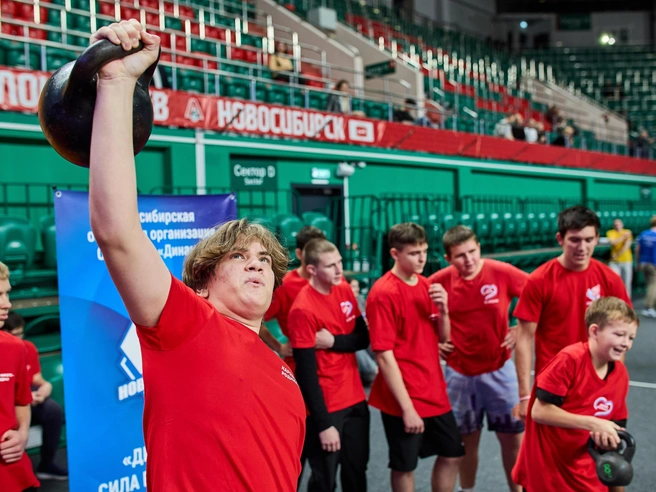 Участники выполняли упражнения, требующие силы и ловкости. | Источник: Александр Ощепков/NGS.RU