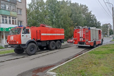 Пожар в Архангельске перекрыл улицу Гайдара