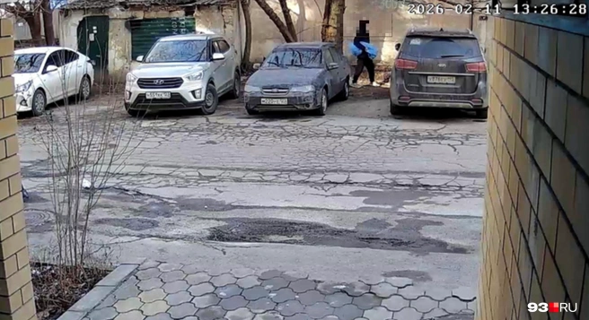 Он заранее пришел со свертком | Источник: 93.RU