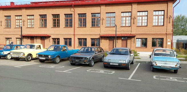 На встречу приезжают автолюбители со всего города  | Источник: Анатолий Лейхтер 