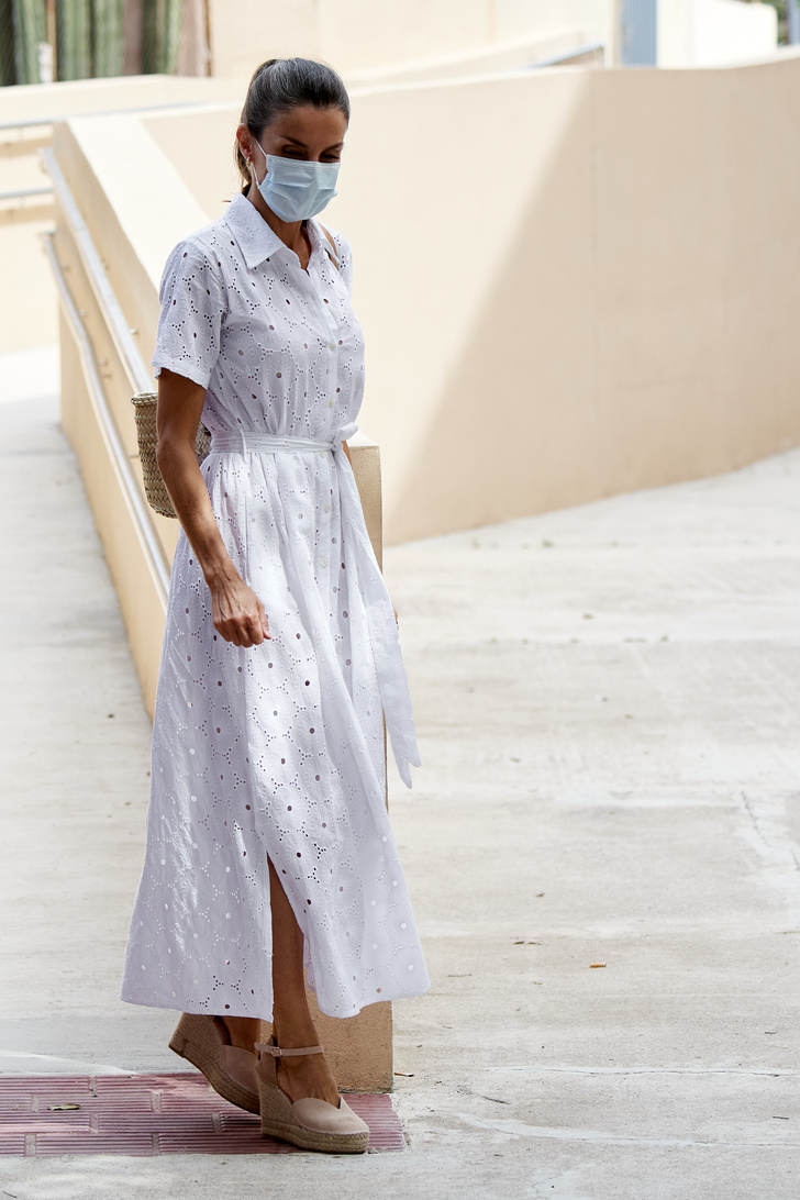 Белое платье-перфорация и нюдовые босоножки на платформе: летний образ королевы Летиции, который стоит повторить